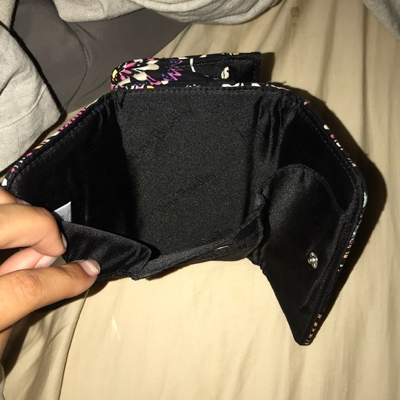Vera Bradley wallet!! Looks new - Picture 4 of 5